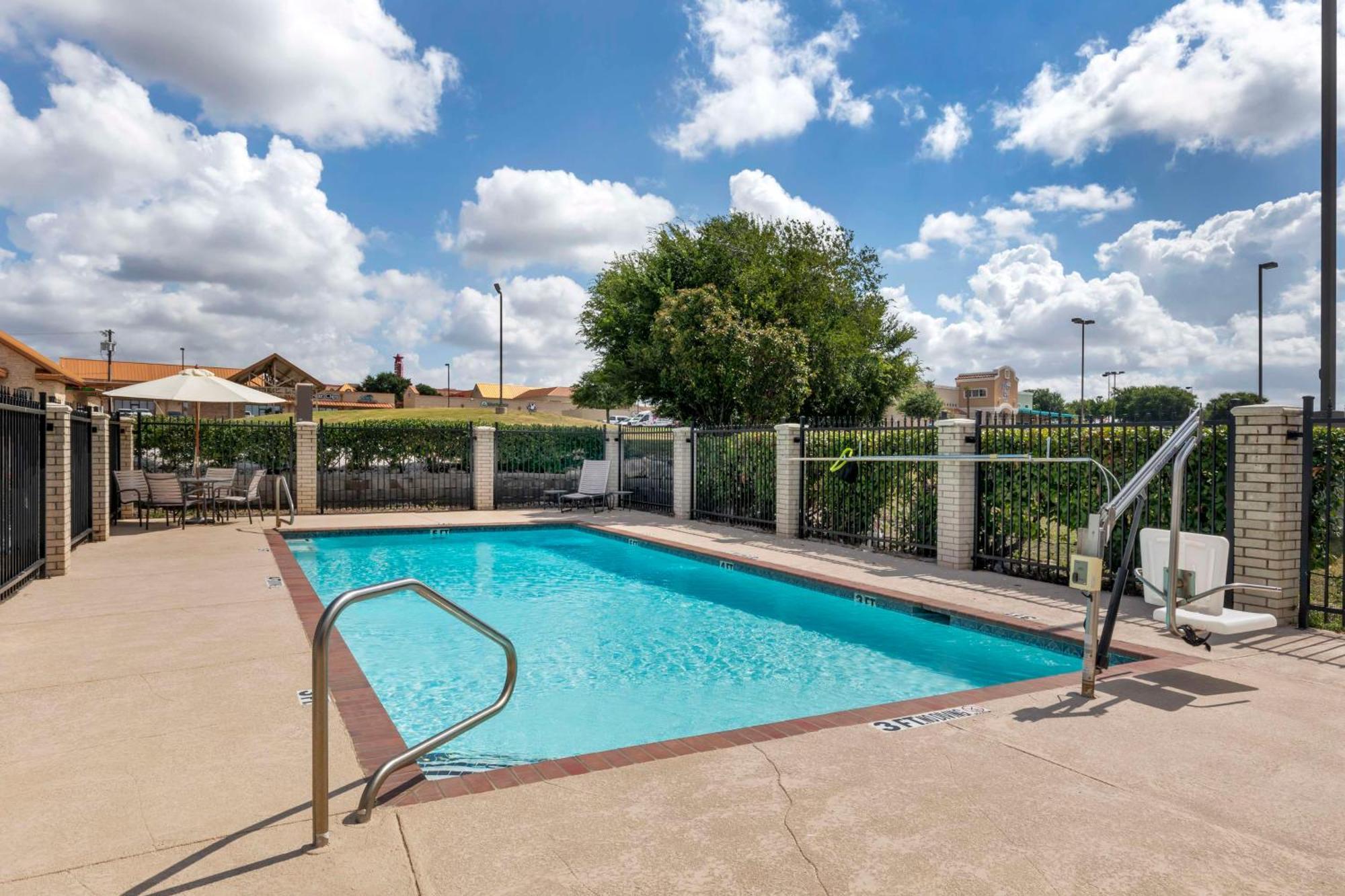 Best Western Plus Lake Worth Екстериор снимка