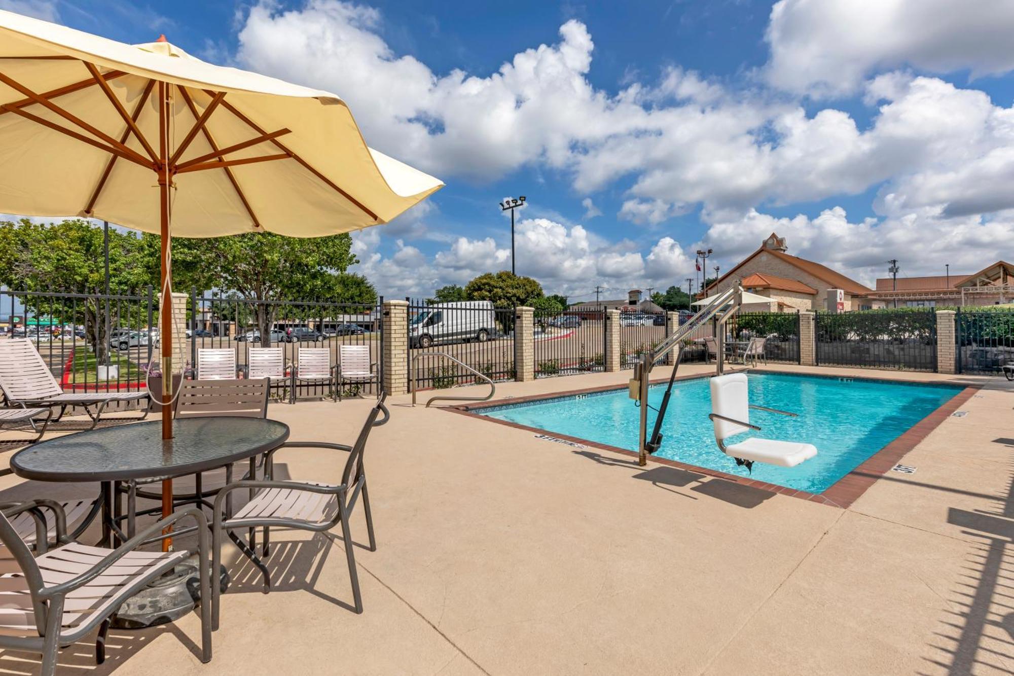 Best Western Plus Lake Worth Екстериор снимка